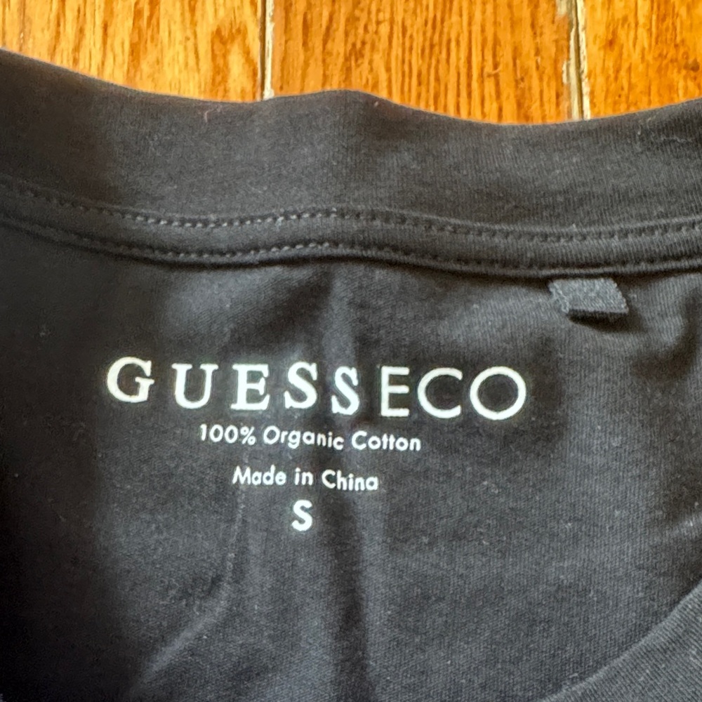 GUESS short Black Tee with Red Logo - Picture 2 of 2